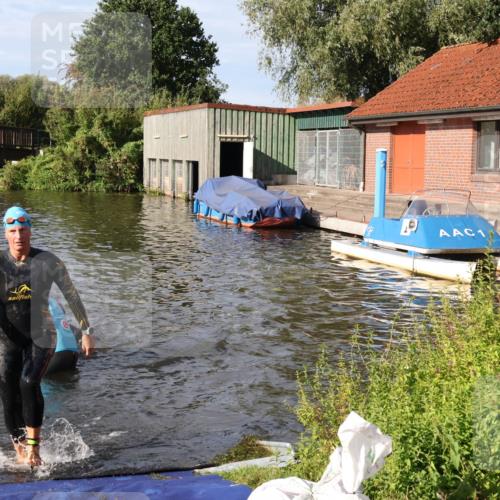 31.08.2025 - Elbe Triathlon Hamburg Luisa Fischer http://msf.ph/oto/8681169 31.08.2025 09:30:01 Schwimmen 665, 811, 888, 916 meine-sportfotos.de