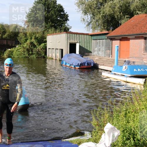 31.08.2025 - Elbe Triathlon Hamburg Luisa Fischer http://msf.ph/oto/8681172 31.08.2025 09:30:02 Schwimmen 665, 811, 888, 916 meine-sportfotos.de