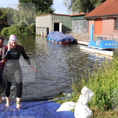 31.08.2025 - Elbe Triathlon Hamburg Luisa Fischer http://msf.ph/oto/8681187 31.08.2025 09:30:06 Schwimmen 665, 760, 811, 888, 916 meine-sportfotos.de
