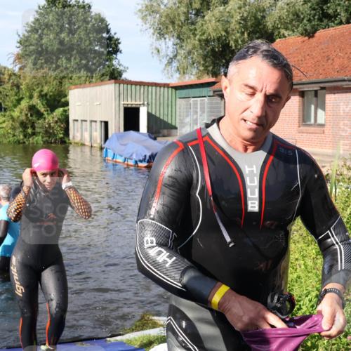 31.08.2025 - Elbe Triathlon Hamburg Luisa Fischer http://msf.ph/oto/8681201 31.08.2025 09:30:09 Schwimmen 665, 760, 811, 888 meine-sportfotos.de