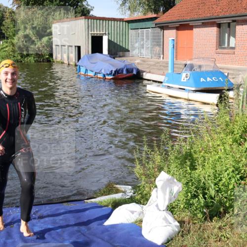 31.08.2025 - Elbe Triathlon Hamburg Luisa Fischer http://msf.ph/oto/8681241 31.08.2025 09:30:59 Schwimmen 813, 823 meine-sportfotos.de