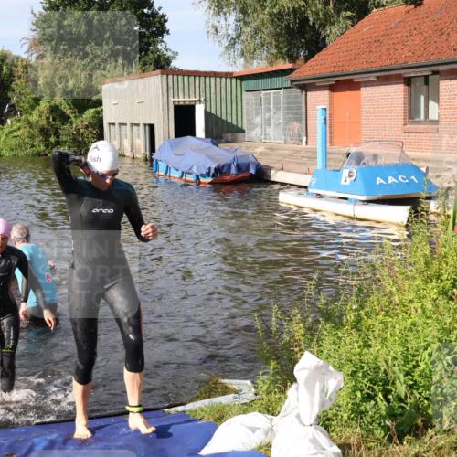 31.08.2025 - Elbe Triathlon Hamburg Luisa Fischer http://msf.ph/oto/8681318 31.08.2025 09:31:22 Schwimmen 833, 837, 882, 908, 919, 929, 930 meine-sportfotos.de