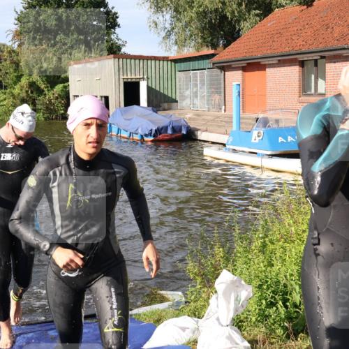 31.08.2025 - Elbe Triathlon Hamburg Luisa Fischer http://msf.ph/oto/8681330 31.08.2025 09:31:25 Schwimmen 833, 845, 864, 882, 908, 919, 929, 930 meine-sportfotos.de