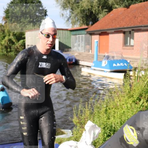 31.08.2025 - Elbe Triathlon Hamburg Luisa Fischer http://msf.ph/oto/8681335 31.08.2025 09:31:26 Schwimmen 833, 845, 864, 882, 908, 919, 929, 930 meine-sportfotos.de