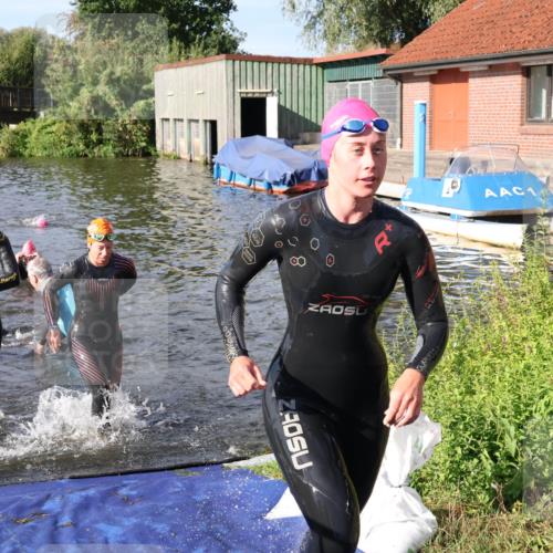 31.08.2025 - Elbe Triathlon Hamburg Luisa Fischer http://msf.ph/oto/8681344 31.08.2025 09:31:29 Schwimmen 845, 864, 882, 908, 929, 930 meine-sportfotos.de
