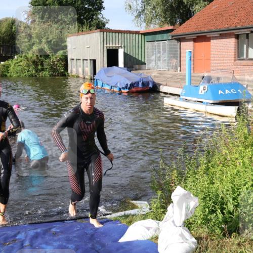 31.08.2025 - Elbe Triathlon Hamburg Luisa Fischer http://msf.ph/oto/8681350 31.08.2025 09:31:30 Schwimmen 845, 864, 882, 905, 908, 930 meine-sportfotos.de