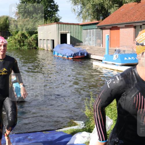 31.08.2025 - Elbe Triathlon Hamburg Luisa Fischer http://msf.ph/oto/8681357 31.08.2025 09:31:32 Schwimmen 845, 864, 882, 905, 908, 930 meine-sportfotos.de