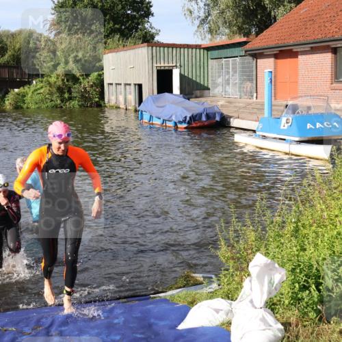 31.08.2025 - Elbe Triathlon Hamburg Luisa Fischer http://msf.ph/oto/8681409 31.08.2025 09:32:17 Schwimmen 803, 808, 825, 826, 911 meine-sportfotos.de