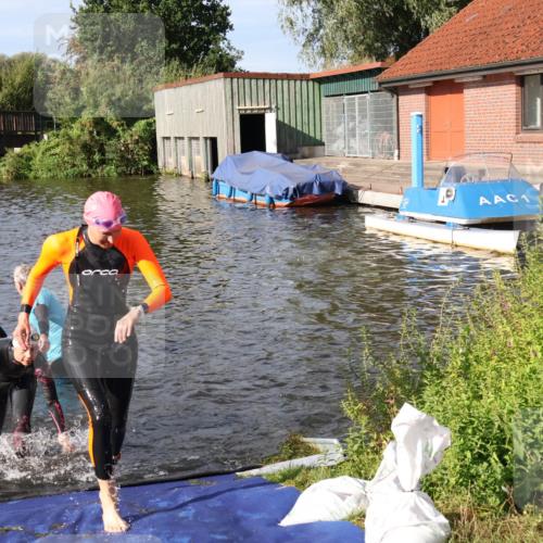 31.08.2025 - Elbe Triathlon Hamburg Luisa Fischer http://msf.ph/oto/8681411 31.08.2025 09:32:17 Schwimmen 803, 808, 825, 826, 911 meine-sportfotos.de