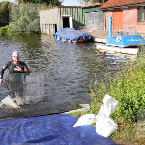 31.08.2025 - Elbe Triathlon Hamburg Luisa Fischer http://msf.ph/oto/8681442 31.08.2025 09:32:23 Schwimmen 803, 808, 826 meine-sportfotos.de
