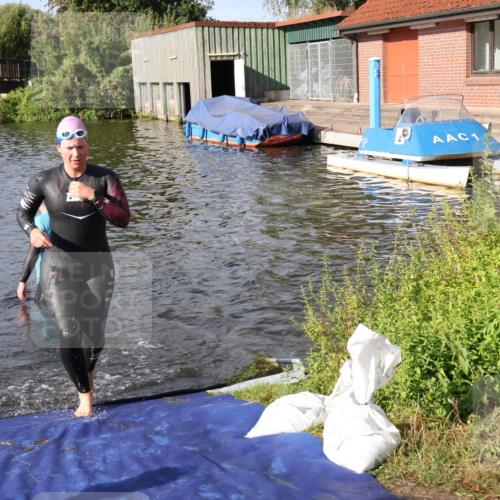 31.08.2025 - Elbe Triathlon Hamburg Luisa Fischer http://msf.ph/oto/8681448 31.08.2025 09:32:24 Schwimmen 803, 808 meine-sportfotos.de