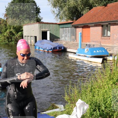 31.08.2025 - Elbe Triathlon Hamburg Luisa Fischer http://msf.ph/oto/8681464 31.08.2025 09:32:41 Schwimmen 896, 909 meine-sportfotos.de