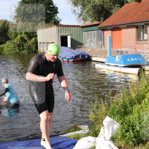 31.08.2025 - Elbe Triathlon Hamburg Luisa Fischer http://msf.ph/oto/8681483 31.08.2025 09:33:14 Schwimmen 594, 749, 792 meine-sportfotos.de