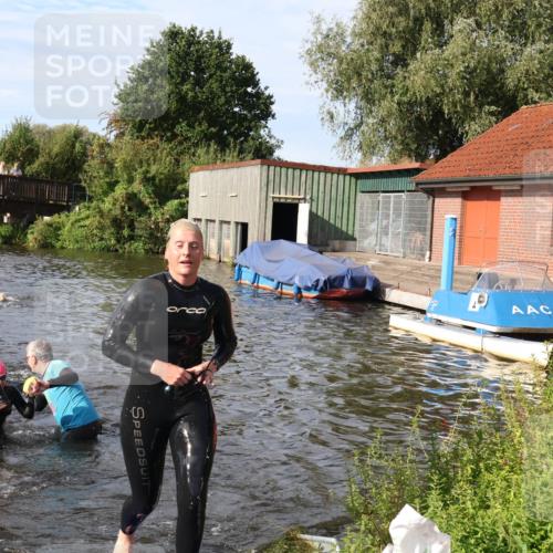31.08.2025 - Elbe Triathlon Hamburg Luisa Fischer http://msf.ph/oto/8681590 31.08.2025 09:34:12 Schwimmen 816, 828, 844, 859, 868, 878, 901, 915 meine-sportfotos.de