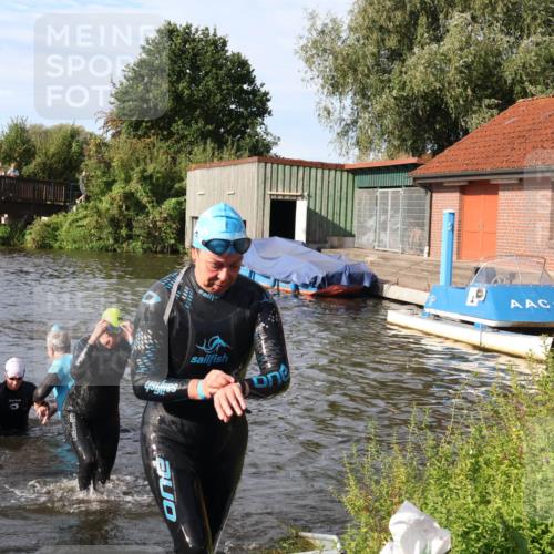 31.08.2025 - Elbe Triathlon Hamburg Luisa Fischer http://msf.ph/oto/8681617 31.08.2025 09:34:19 Schwimmen 777, 816, 820, 828, 878, 901, 915, 920 meine-sportfotos.de