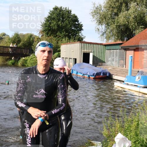 31.08.2025 - Elbe Triathlon Hamburg Luisa Fischer http://msf.ph/oto/8681645 31.08.2025 09:34:24 Schwimmen 777, 820, 901, 920 meine-sportfotos.de
