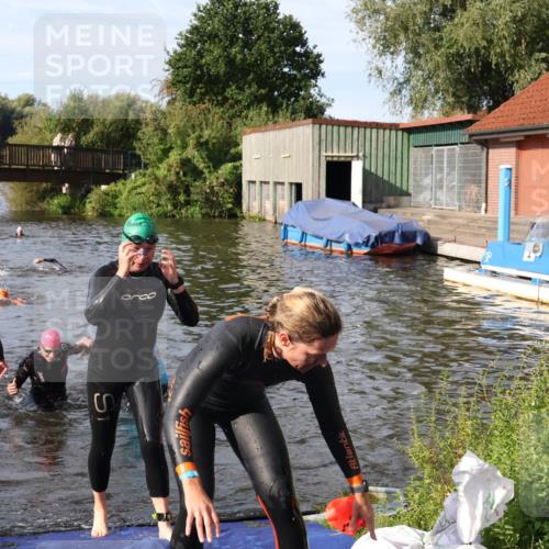 31.08.2025 - Elbe Triathlon Hamburg Luisa Fischer http://msf.ph/oto/8681712 31.08.2025 09:34:45 Schwimmen 675, 850, 902, 912 meine-sportfotos.de