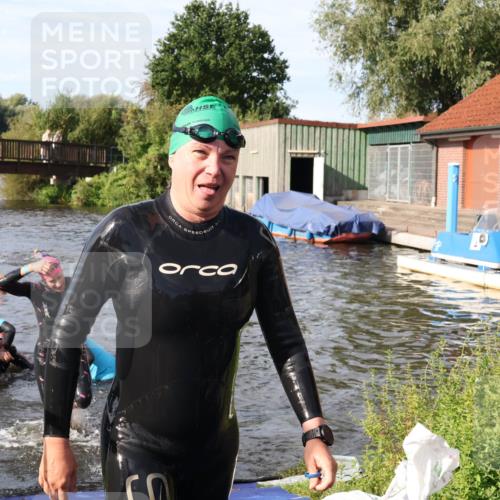 31.08.2025 - Elbe Triathlon Hamburg Luisa Fischer http://msf.ph/oto/8681723 31.08.2025 09:34:47 Schwimmen 675, 850, 902, 912 meine-sportfotos.de