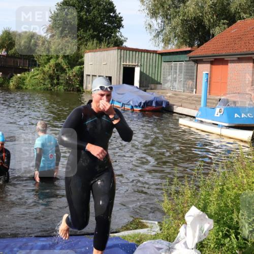 31.08.2025 - Elbe Triathlon Hamburg Luisa Fischer http://msf.ph/oto/8681969 31.08.2025 09:36:59 Schwimmen 861, 892 meine-sportfotos.de