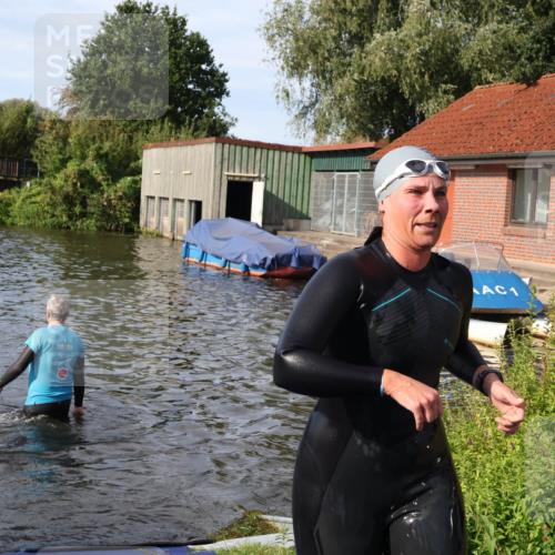 31.08.2025 - Elbe Triathlon Hamburg Luisa Fischer http://msf.ph/oto/8681973 31.08.2025 09:37:00 Schwimmen 861, 892 meine-sportfotos.de