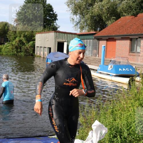 31.08.2025 - Elbe Triathlon Hamburg Luisa Fischer http://msf.ph/oto/8681979 31.08.2025 09:37:03 Schwimmen 783, 861, 892 meine-sportfotos.de