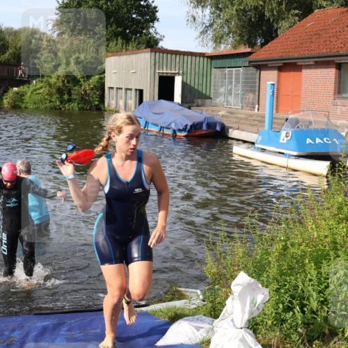 31.08.2025 - Elbe Triathlon Hamburg Luisa Fischer http://msf.ph/oto/8682017 31.08.2025 09:37:19 Schwimmen 799, 809, 836, 921, 931 meine-sportfotos.de