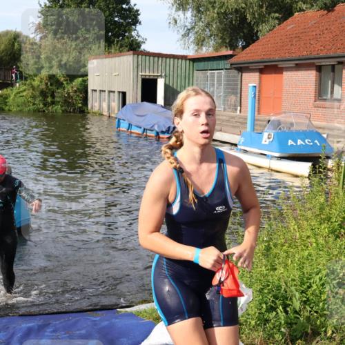 31.08.2025 - Elbe Triathlon Hamburg Luisa Fischer http://msf.ph/oto/8682020 31.08.2025 09:37:19 Schwimmen 799, 809, 836, 921, 931 meine-sportfotos.de