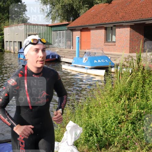 31.08.2025 - Elbe Triathlon Hamburg Luisa Fischer http://msf.ph/oto/8682054 31.08.2025 09:37:46 Schwimmen 801, 810 meine-sportfotos.de