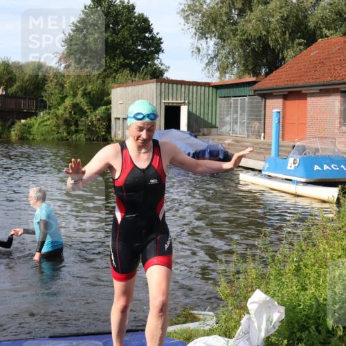 31.08.2025 - Elbe Triathlon Hamburg Luisa Fischer http://msf.ph/oto/8682118 31.08.2025 09:38:23 Schwimmen 789, 817 meine-sportfotos.de