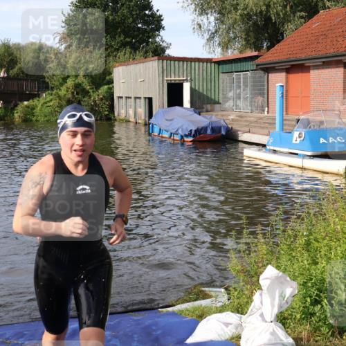 31.08.2025 - Elbe Triathlon Hamburg Luisa Fischer http://msf.ph/oto/8682160 31.08.2025 09:38:39 Schwimmen 832 meine-sportfotos.de