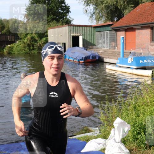 31.08.2025 - Elbe Triathlon Hamburg Luisa Fischer http://msf.ph/oto/8682161 31.08.2025 09:38:39 Schwimmen 832 meine-sportfotos.de