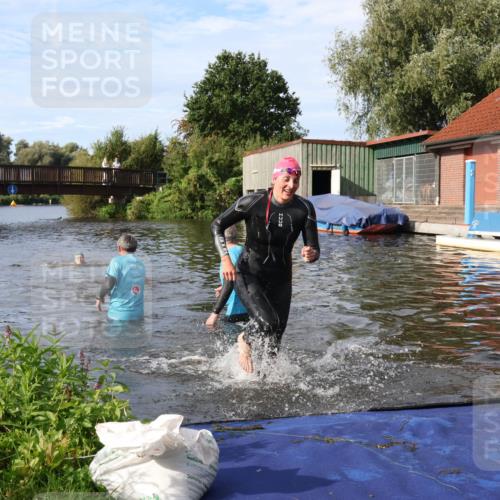 31.08.2025 - Elbe Triathlon Hamburg Luisa Fischer http://msf.ph/oto/8682235 31.08.2025 09:39:57 Schwimmen 818, 874 meine-sportfotos.de