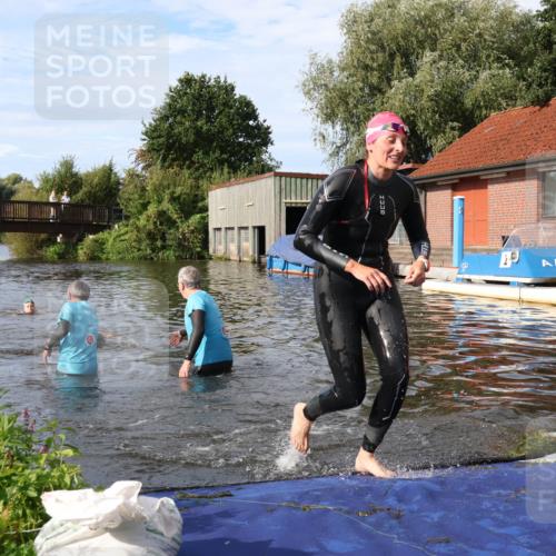 31.08.2025 - Elbe Triathlon Hamburg Luisa Fischer http://msf.ph/oto/8682237 31.08.2025 09:39:58 Schwimmen 818, 874 meine-sportfotos.de