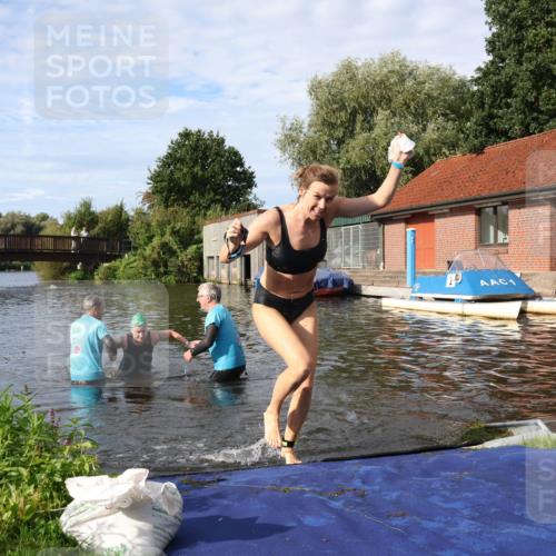 31.08.2025 - Elbe Triathlon Hamburg Luisa Fischer http://msf.ph/oto/8682264 31.08.2025 09:40:09 Schwimmen 796, 874, 877 meine-sportfotos.de