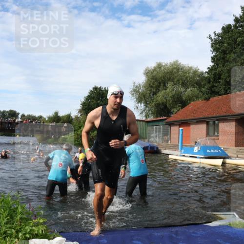 31.08.2025 - Elbe Triathlon Hamburg Luisa Fischer http://msf.ph/oto/8682609 31.08.2025 10:11:10 Schwimmen 936, 939, 953, 955, 978, 1000, 1063, 1074, 1099 meine-sportfotos.de