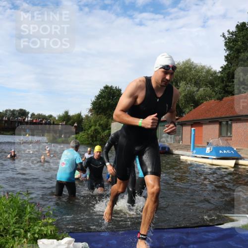 31.08.2025 - Elbe Triathlon Hamburg Luisa Fischer http://msf.ph/oto/8682612 31.08.2025 10:11:10 Schwimmen 936, 939, 953, 955, 978, 1000, 1063, 1074, 1099 meine-sportfotos.de