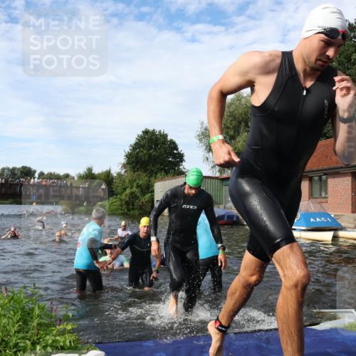 31.08.2025 - Elbe Triathlon Hamburg Luisa Fischer http://msf.ph/oto/8682613 31.08.2025 10:11:10 Schwimmen 936, 939, 953, 955, 978, 1000, 1063, 1074, 1099 meine-sportfotos.de