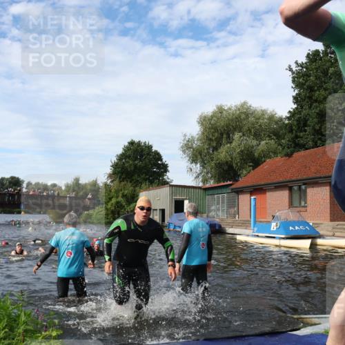 31.08.2025 - Elbe Triathlon Hamburg Luisa Fischer http://msf.ph/oto/8682641 31.08.2025 10:11:15 Schwimmen 936, 953, 978, 1000, 1049, 1074, 1095, 1097 meine-sportfotos.de