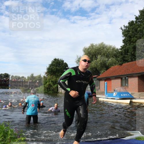 31.08.2025 - Elbe Triathlon Hamburg Luisa Fischer http://msf.ph/oto/8682644 31.08.2025 10:11:16 Schwimmen 936, 953, 978, 1049, 1074, 1095, 1097 meine-sportfotos.de
