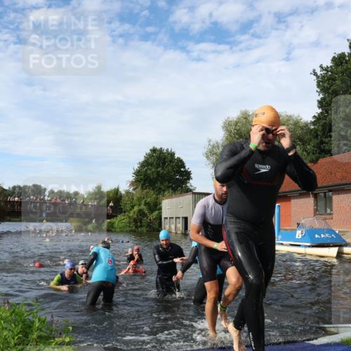 31.08.2025 - Elbe Triathlon Hamburg Luisa Fischer http://msf.ph/oto/8682655 31.08.2025 10:11:21 Schwimmen 975, 983, 996, 1001, 1049, 1083, 1095, 1097, 1107 meine-sportfotos.de