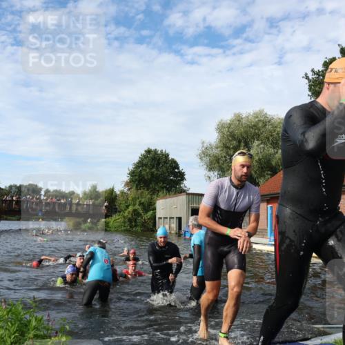 31.08.2025 - Elbe Triathlon Hamburg Luisa Fischer http://msf.ph/oto/8682657 31.08.2025 10:11:22 Schwimmen 975, 983, 996, 1001, 1049, 1065, 1083, 1095, 1097, 1107 meine-sportfotos.de