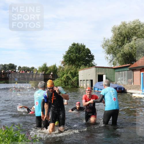 31.08.2025 - Elbe Triathlon Hamburg Luisa Fischer http://msf.ph/oto/8682663 31.08.2025 10:11:25 Schwimmen 957, 975, 983, 996, 1001, 1049, 1065, 1083, 1095, 1097, 1107 meine-sportfotos.de