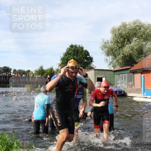 31.08.2025 - Elbe Triathlon Hamburg Luisa Fischer http://msf.ph/oto/8682671 31.08.2025 10:11:26 Schwimmen 957, 975, 983, 996, 1001, 1043, 1049, 1065, 1083, 1097, 1107, 1109 meine-sportfotos.de