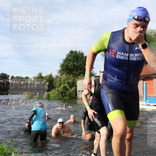 31.08.2025 - Elbe Triathlon Hamburg Luisa Fischer http://msf.ph/oto/8682681 31.08.2025 10:11:28 Schwimmen 957, 975, 983, 996, 1001, 1043, 1065, 1083, 1096, 1097, 1107, 1109 meine-sportfotos.de