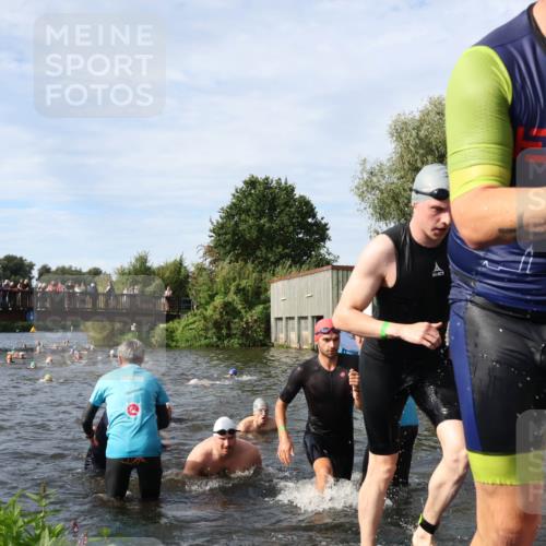 31.08.2025 - Elbe Triathlon Hamburg Luisa Fischer http://msf.ph/oto/8682682 31.08.2025 10:11:28 Schwimmen 957, 975, 983, 996, 1001, 1043, 1065, 1083, 1096, 1097, 1107, 1109 meine-sportfotos.de
