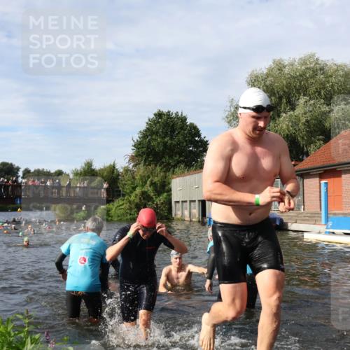 31.08.2025 - Elbe Triathlon Hamburg Luisa Fischer http://msf.ph/oto/8682695 31.08.2025 10:11:30 Schwimmen 957, 975, 983, 996, 1001, 1043, 1065, 1083, 1096, 1107, 1109 meine-sportfotos.de