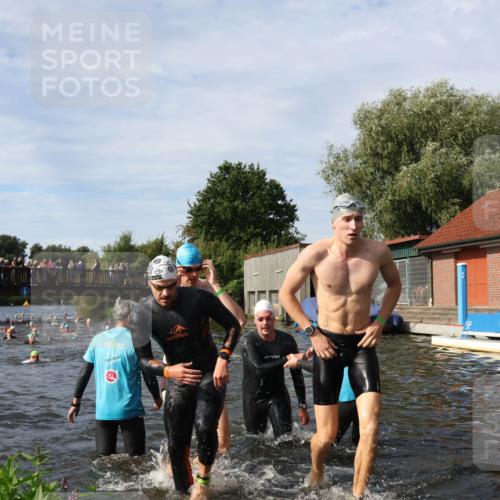 31.08.2025 - Elbe Triathlon Hamburg Luisa Fischer http://msf.ph/oto/8682712 31.08.2025 10:11:33 Schwimmen 957, 975, 983, 1043, 1065, 1096, 1107, 1109 meine-sportfotos.de