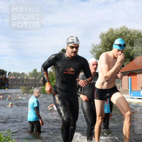 31.08.2025 - Elbe Triathlon Hamburg Luisa Fischer http://msf.ph/oto/8682721 31.08.2025 10:11:35 Schwimmen 957, 1043, 1052, 1065, 1096, 1107, 1109 meine-sportfotos.de