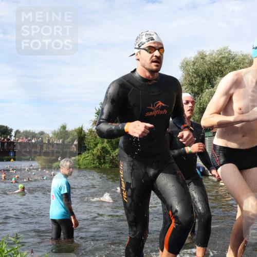 31.08.2025 - Elbe Triathlon Hamburg Luisa Fischer http://msf.ph/oto/8682722 31.08.2025 10:11:35 Schwimmen 957, 1043, 1052, 1065, 1096, 1107, 1109 meine-sportfotos.de