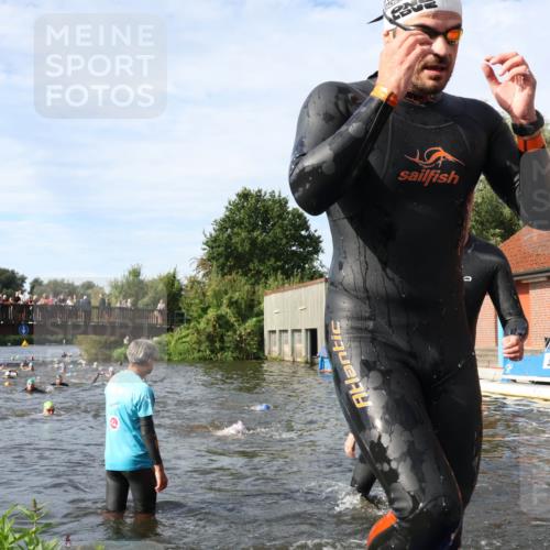 31.08.2025 - Elbe Triathlon Hamburg Luisa Fischer http://msf.ph/oto/8682725 31.08.2025 10:11:36 Schwimmen 957, 1043, 1052, 1065, 1096, 1109 meine-sportfotos.de